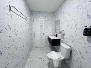 Koupelna v ubytování สวนปาล์มการ์เด้นโฮม เชียงคาน Suanpalm Garden Home Changkhan + 37 fotografií