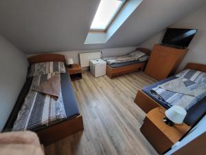 Postel nebo postele na pokoji v ubytování Penzion pod Bílou Horou