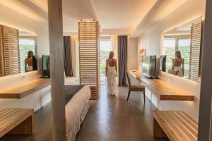 Televízia a/alebo spoločenská miestnosť v ubytovaní Movenpick Resort Agios Nikolaos Sivota