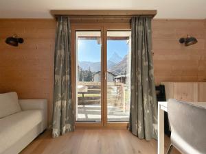 Svetainės erdvė apgyvendinimo įstaigoje Flat with magnificent views of the Matterhorn