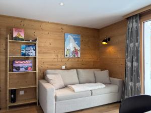 - un salon avec un canapé et des murs en bois dans l'établissement Flat with magnificent views of the Matterhorn, à Zermatt