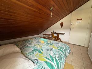 Postel nebo postele na pokoji v ubytování Ti'Kratèr Chambres d'hôtes