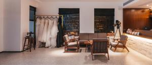 舟山Without Asking East or West的一间挂在商店里着婚纱的房间