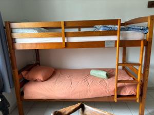 Palanda nebo palandy na pokoji v ubytování Ti'Kratèr Chambres d'hôtes