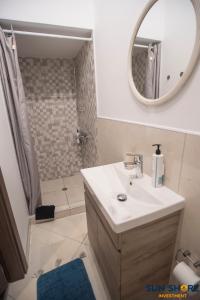 Bilik mandi di Explore Greece from Lovely City Centre Apartment