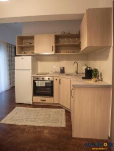 Dapur atau dapur kecil di Explore Greece from Lovely City Centre Apartment