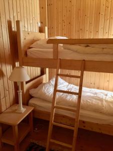 Habitación con 2 literas y lámpara. en L'Annexe Apparthôtel du Haut-Doubs, 4 étoiles, en Les Hôpitaux-Vieux