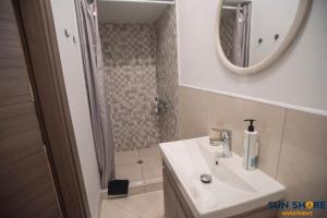 Bilik mandi di Explore Greece from Lovely City Centre Apartment