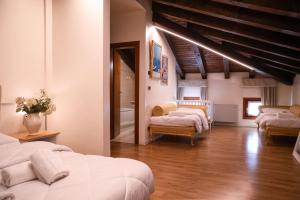 A bed or beds in a room at Hotel Villa Sara Még 37 kép