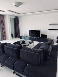 TV a/nebo společenská místnost v ubytování First Line Villa + 37 fotografií