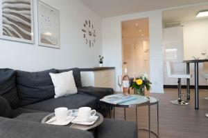 un salon avec un canapé et une table dans l'établissement Strand Koje, à Westerland