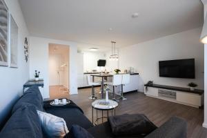 - un salon avec un canapé et une table dans l'établissement Strand Koje, à Westerland