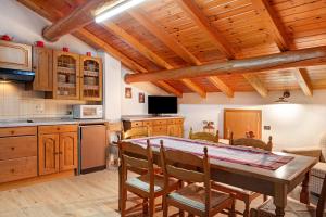 A kitchen or kitchenette at Baita Franz Mansarda 1 Livigno