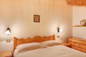 A bed or beds in a room at Baita Franz Mansarda 1 Livigno