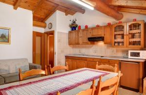 A kitchen or kitchenette at Baita Franz Mansarda 1 Livigno