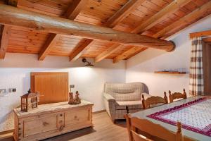 A bed or beds in a room at Baita Franz Mansarda 1 Livigno
