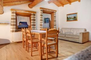 A television and/or entertainment centre at Baita Franz Mansarda 1 Livigno