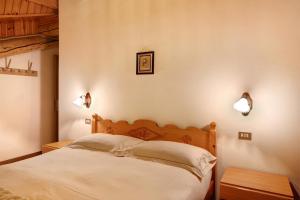A bed or beds in a room at Baita Franz Mansarda 1 Livigno