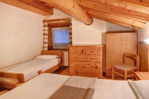 A bed or beds in a room at Baita Franz Mansarda 1 Livigno