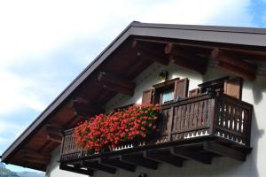 A balcony or terrace at Baita Franz Mansarda 1 Livigno