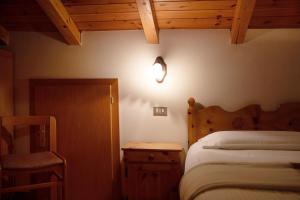 A bed or beds in a room at Baita Franz Mansarda 1 Livigno