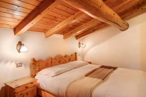 A bed or beds in a room at Baita Franz Mansarda 1 Livigno