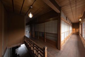 恵那市にあるNunome-ya - Stay with locals in Japanese Alps, Private 2nd-floor with 4 rooms & toilet, shared kitchen & bathroomの一列のベンチ付きの部屋