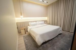 a bedroom with a large white bed in a room at Latifa Housing in Riyadh