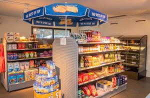 Supermarket nebo jiné obchody v  kempu nebo okolí