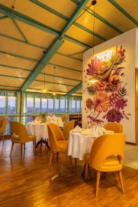 Restaurace v ubytování Mhendo Hotel & Studio Suites