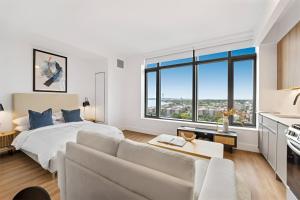 Giường trong phòng chung tại Posh Studio with Luxe Amenities in Prime Location! +47 ảnh