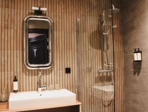 a bathroom with a sink and a shower at Zoomers aan het Bos in Castricum