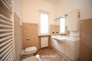 une salle de bains avec toilettes et lavabo dans l'établissement La Casa del Lago, à Manerba del Garda 42 autres photos