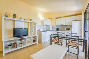 Gallery image of PRECIOSO DUPLEX EN CALA SANTANDRIA CON PISCINA Y WIFI in Son Carrio