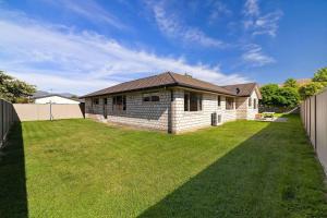 ein Haus mit einem Rasen davor in der Unterkunft Perfect Cromwell Family Getaway in Cromwell