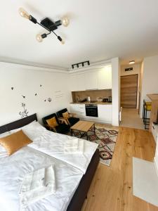 ein Schlafzimmer mit Bett und ein Wohnzimmer in der Unterkunft Brko 7 in Jahorina