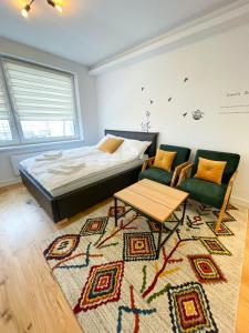 Schlafzimmer mit einem Bett, einem Tisch und einem Teppich in der Unterkunft Brko 7 in Jahorina