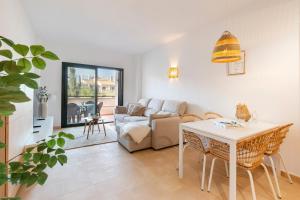 Ruang duduk di El Oasis Monaco 10 1B