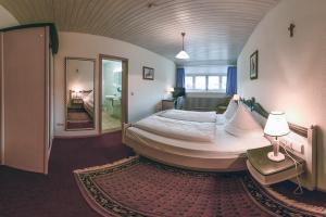 Postel nebo postele na pokoji v ubytování Hotel Hirschen