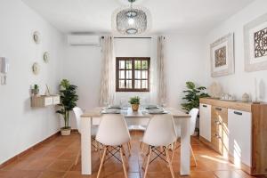 ベヘール・デ・ラ・フロンテーラにあるCasa La Toscanaのテーブルと椅子のあるキッチンとダイニングルーム