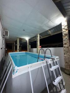 メ ルシンにあるHomestay D Makmur UNIT 1のスイミングプール(椅子2脚付)