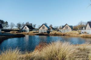 a river in front of a row of houses at Vakantiehuis 8 persoons comfort in Ouddorp