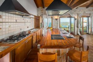 ヴルサルにあるVilla Vrsar With Sea Viewのキッチン(木製テーブル、カウンタートップ付)
