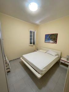 A bed or beds in a room at Residence Ammiraglia Baia Verde