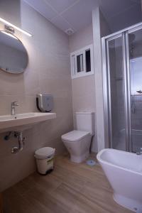 łazienka z toaletą, umywalką i prysznicem w obiekcie Hostal Guillot w mieście Torremolinos