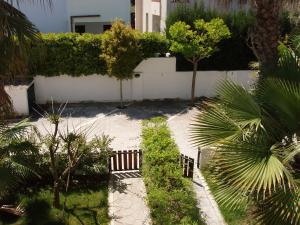 A garden outside Residence Ammiraglia Baia Verde