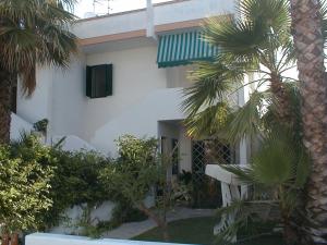 A garden outside Residence Ammiraglia Baia Verde