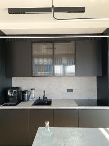 キェルツェにあるBlack Bella Apartament Kielce, Widok na Telegraf, Garaż, Klimatyzacja, Lustra w sypialniのギャラリーの写真 +18枚の写真