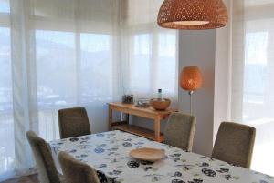 un comedor con una mesa con sillas y una lámpara en Carabeo 24 Apartments Casasol, en Nerja