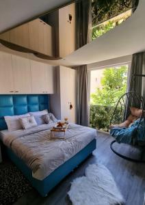 Un dormitorio con una cama grande con cabecero azul. en Coast Haven 203 Sliema Malta, en Sliema